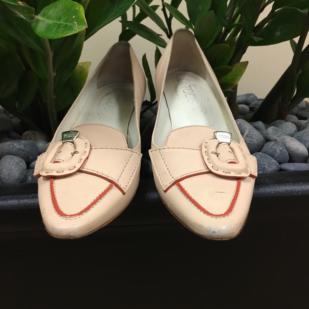 Tod’s Pebble Buckle Detail Leather Kitten Heel
